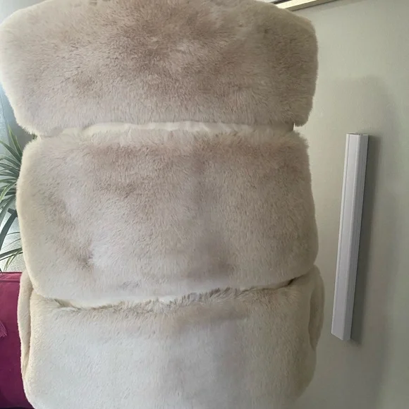 Luxurious Cream Faux Fur Women's Vest - Picture 6 of 7